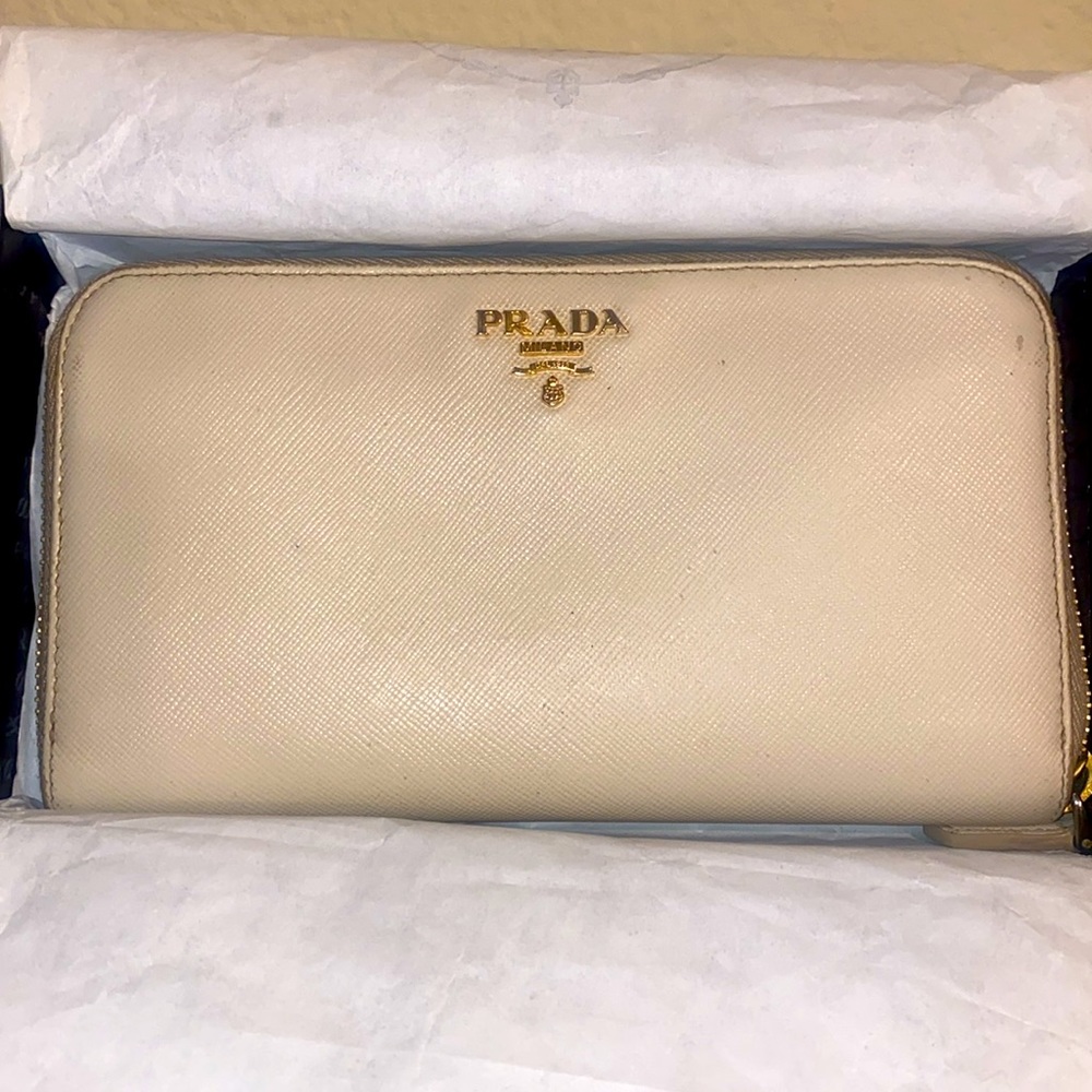 Authentic Prada Long Wallet Zip Around Leather full inclusion